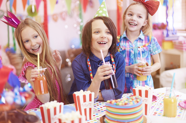 Children on the birthday party - Φωτογραφία, εικόνα