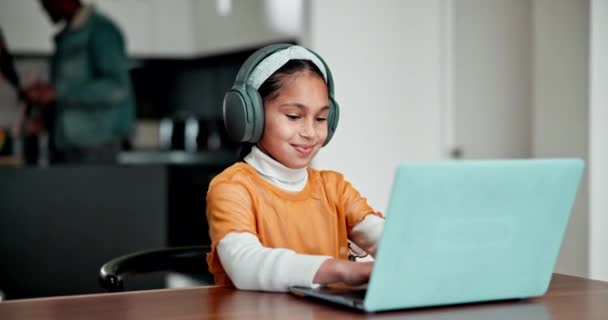 Εργασίες στο σπίτι, online μάθηση και παιδί σε φορητό υπολογιστή για εκπαίδευση, μάθηση και μάθημα. Σχολείο, οικογένεια και κορίτσι με ακουστικά στον υπολογιστή για μελέτη, μελέτη ή ανάπτυξη στο σαλόνι. - Πλάνα, βίντεο