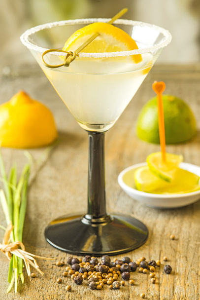 коктейль зі шматочком лимона
 - Фото, зображення