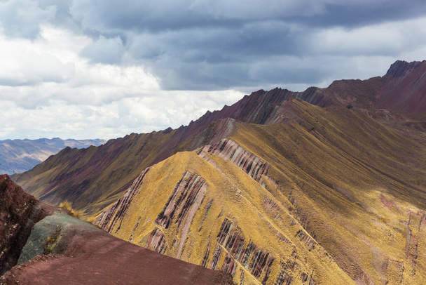 Peru 'daki güzel dağlar... Pallay Poncho, alternatif gökkuşağı dağları.. - Fotoğraf, Görsel