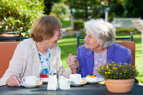 Idősebb nők pihentető kerti asztal - Fotó, kép