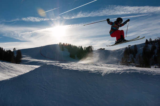 Маленький лижник робить стрибок у снігу
 - Фото, зображення