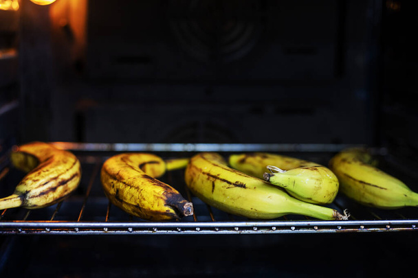 hornear plátanos en un horno eléctrico - Foto, imagen