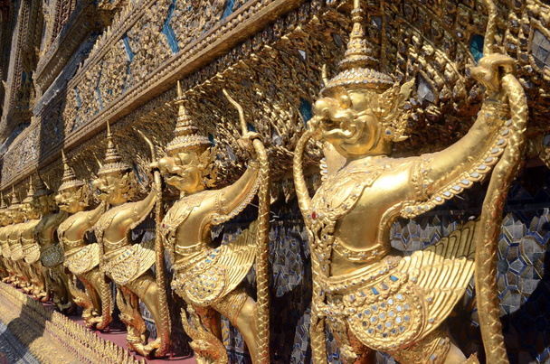 Goldene Statuen, Garuda mit Nagas, Dämonen, Wächtern, Wat Phra Kaeo Tempel, Königspalast, Bangkok, Zentralthailand, Thailand - Foto, Bild