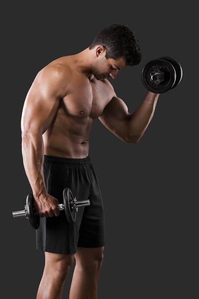 muskulöser Mann beim Heben von Gewichten - Foto, Bild