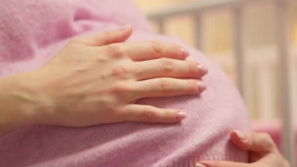 Očekávání a spojení: Těhotná žena objímající život rostoucí v ní - Záběry, video