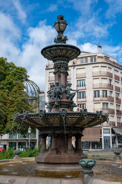 リモージュの町,オートヴィエンヌの町,有名な磁器および革工業が付いているフランス,街ホールの噴水の景色は閉まります - 写真・画像