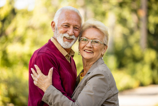 Πορτρέτο του αμερικανού καυκάσιου ηλικιωμένου ζευγαριού που ερωτεύεται και απολαμβάνει τη συνταξιοδότηση. - Φωτογραφία, εικόνα