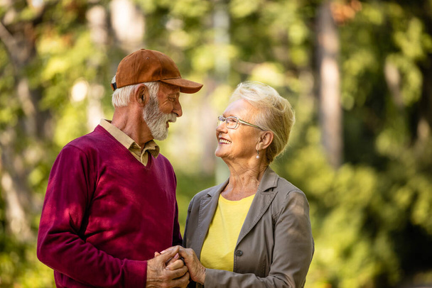 Американська кавказька старша пара ходить разом у природі і насолоджується пенсією. - Фото, зображення