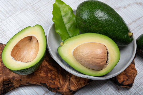 Grüne reife Avocadofrüchte aus Bio-Avocado-Plantage - gesunde vegane und vegetarische Kost - Foto, Bild