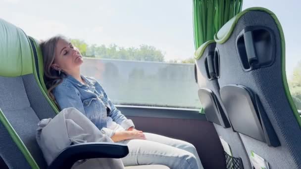 Yorgun bir kadın toplu taşımada uyuyakaldı. Bir turist otobüsle seyahat eder.. - Video, Çekim