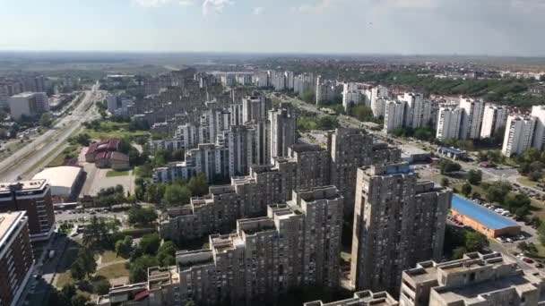 Az élő diszkréció légi felvételei Belgrádban, Szerbiában. Tipikus szocialista többlakásos épületek, 63. blokk. Kiváló minőségű 4k felvételek - Felvétel, videó