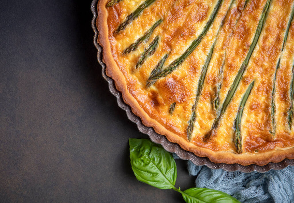 Asperges taart, veganistische quiche zelfgebakken gebak, gezond voedsel - Foto, afbeelding