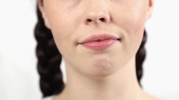 Close-up de jovem mulher branca sorridente mostrando dentes sujos. Conceito de tratamento ortodôntico e higiene - Filmagem, Vídeo