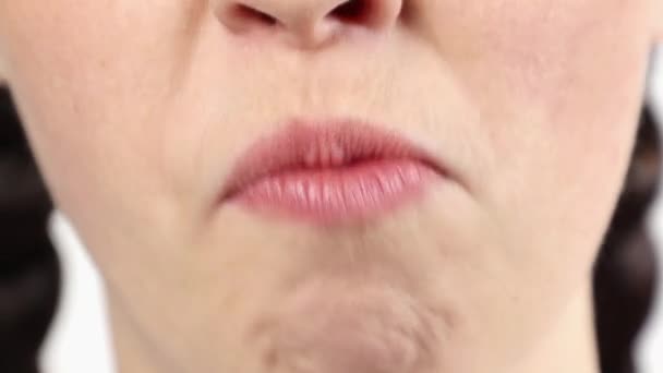 Close-up de jovem mostrando dentes sujos e mastigação engraçada e limpeza com língua. Conceito de tratamento ortodôntico e higiene - Filmagem, Vídeo