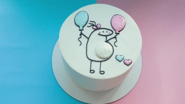 bebé género revelar lindo pastel casero: mujer embarazada con globos de color rosa y azul. Pastel de fiesta de celebración. Baby shower. ¿Niño o niña? vídeo - Imágenes, Vídeo