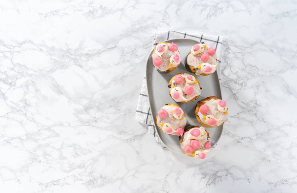 Mini kulich de pão de Páscoa recém-assado com esmalte de limão, decorado com polvilhas e biscoitos em forma de pássaro merengue. - Foto, Imagem