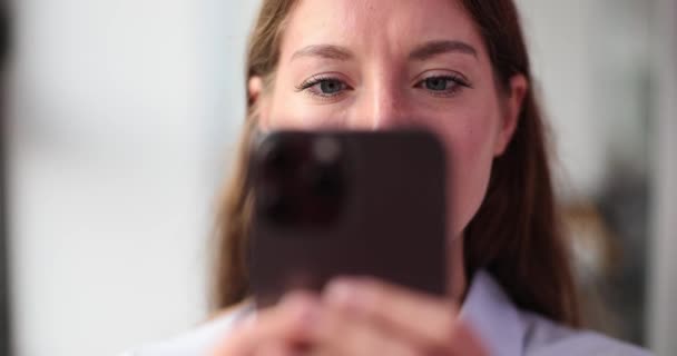 Κοντινό πλάνο μιας γυναίκας εθισμένης στο smartphone. Εθισμός σε gadgets και κοινωνικά δίκτυα - Πλάνα, βίντεο