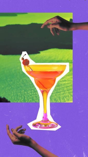 Weibliche Hände über köstlichen, süßen Cocktail, rosa Dame mit Kirsche über abstraktem Hintergrund. Kreative farbenfrohe Gestaltung. Konzept des Alkoholkonsums, Kreativität, Fantasie, Party, Feier. - Foto, Bild