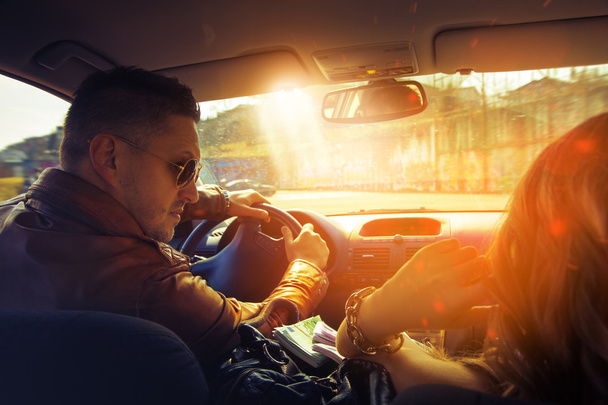 Çekici bir adam sürüş araba ve onun kız bakmak - Fotoğraf, Görsel