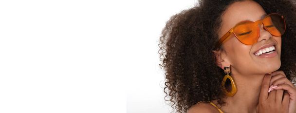 Beleza afro-americana fêmea em vestido amarelo no fundo branco isolado. - Foto, Imagem