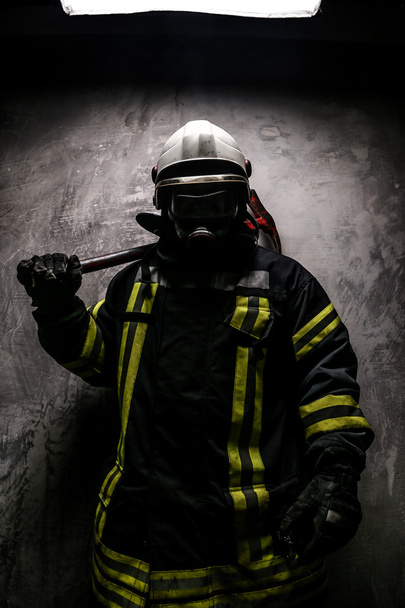 背景が灰色の制服を着た消防士 - 写真・画像