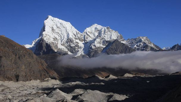 Ngozumba Glacier ja korkeat vuoret Cholatse ja Tobuche, Nepal. - Valokuva, kuva