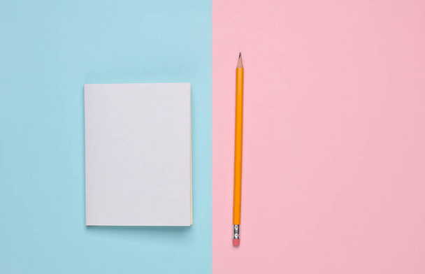 Макет книги или блокнота с белой обложкой, карандашом на розовом голубом фоне. Шаблон для дизайна. Вид сверху - Фото, изображение