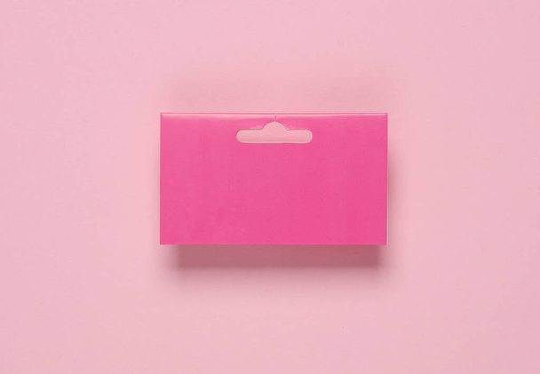 Рожевий цінник для упаковки на сірому фоні - Фото, зображення