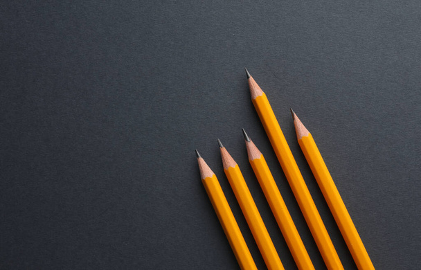 Żółte ołówki na ciemnym tle. Zestaw kreatywności - Zdjęcie, obraz