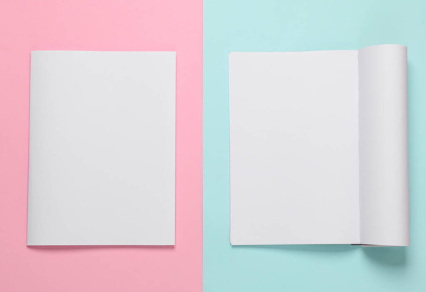 Mockup van twee tijdschriften met witte open pagina en witte omslag op roze blauwe achtergrond. Model voor ontwerp. Bovenaanzicht. Vlakke plaat - Foto, afbeelding