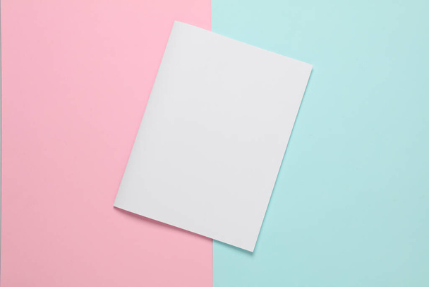 Revista maqueta con cubierta blanca sobre fondo azul rosado. Plantilla para diseño. Vista superior - Foto, imagen