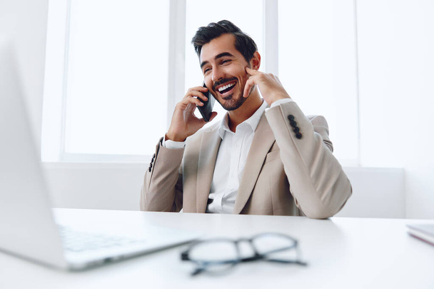 Business man kaukázusi számítógép iroda vállalkozó üzletember laptop bézs mosoly munka ruha okos győztes beszélni boldog portré működő telefon fiatal vállalati modern - Fotó, kép