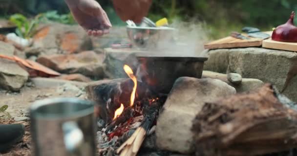 Kávé elkészítése és öntése fazékból egy fémpohárba a természetben egy turistaút során. - Felvétel, videó