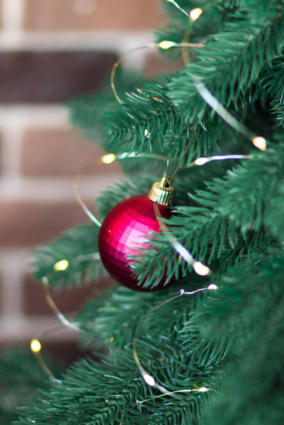 Palla di Natale rossa su un albero di Natale. Albero di Natale. Interno festivo - Foto, immagini