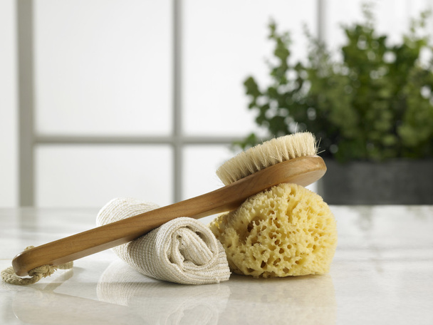 Cepillo, esponja y toalla de mano
 - Foto, imagen