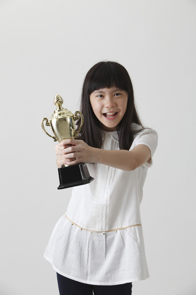 Chica sosteniendo trofeo
 - Foto, Imagen