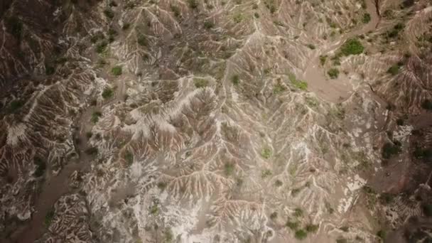 Съемка с воздуха серой пустыни в пустыне Татакоа в Колумбии, Южная Америка. Серая пустыня. Засушливый и зеленый каньон. Летает над пустыней. Высококачественные 4k кадры. - Кадры, видео