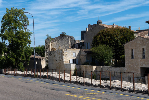 Kilátás a régi házak és keskeny dombos utcák középkori város St. Emilion, termelés a vörös Bordeaux bor cru osztályú szőlőültetvények Saint-Emilion borkészítési régió, Franciaország, Bordeaux - Fotó, kép