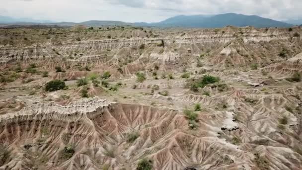 Imágenes aéreas del dron del desierto gris en el desierto de Tatacoa en Colombia, América del Sur. Un desierto gris. Cañón gris árido y verde. Volando sobre el desierto. Imágenes de alta calidad 4k. - Imágenes, Vídeo