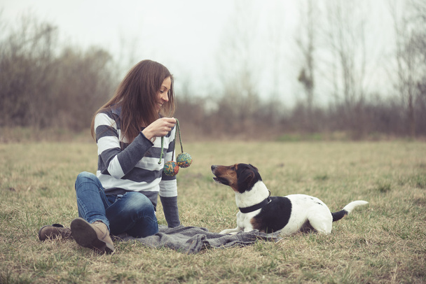 Mujer divirtiéndose con su perro
 - Foto, imagen