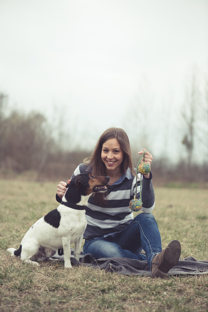 Nainen pitää hauskaa koiransa kanssa
 - Valokuva, kuva