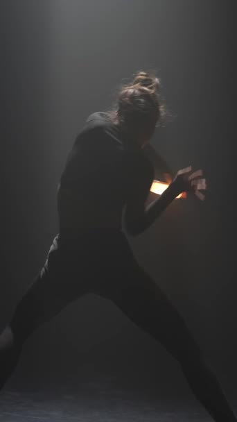 Karanlık bir odadaki zarif genç bir koreograftan inanılmaz çağdaş dans hareketleri. Yüksek kalite 4k görüntü - Video, Çekim