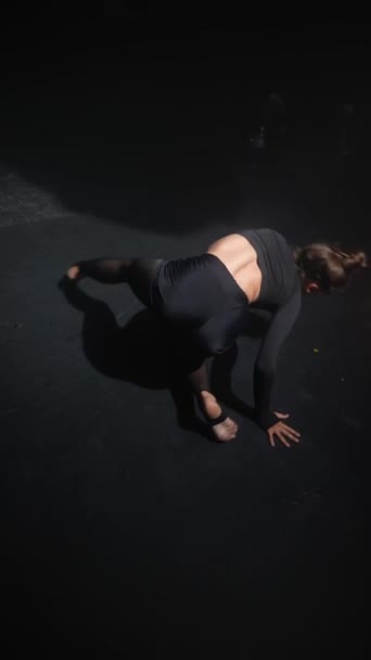 Çarpıcı genç bir kadın modern dans koreografisini ışıkla gösteriyor. Yüksek kalite 4k görüntü - Video, Çekim