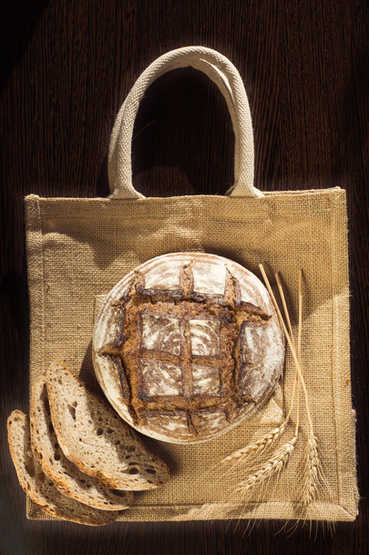 Сельский хлеб и пшеница на традиционном сумочке
 - Фото, изображение