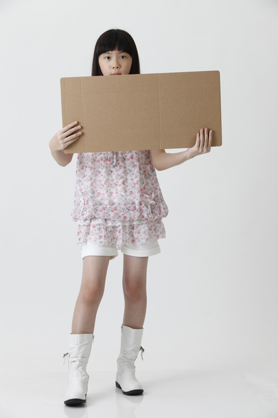 girl holding brown cardboard - Fotoğraf, Görsel