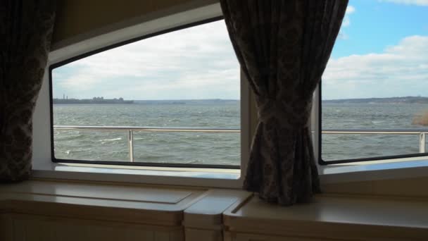 Vue par la fenêtre du yacht
 - Séquence, vidéo