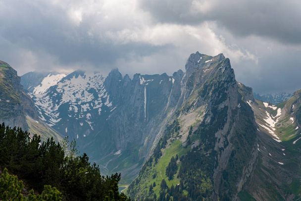 Пеший поход в горах Фенштайн от Кастена до Сааремаа в Аппеллелле (Швейцария) - Фото, изображение