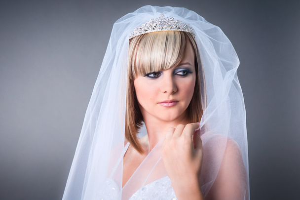 Nahaufnahme Porträt der hübschen Braut unter einem Schleier Atelierbild auf ne - Foto, Bild