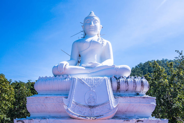 Bílá buddha socha ve výstavbě v chrámu Phra That Maeyen, Thajsko. - Fotografie, Obrázek